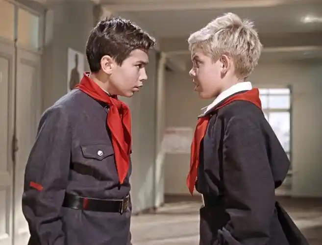 为什么苏联女学生校服并不是女仆装