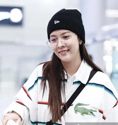 宋妍霏素颜出镜白色黑裤配金丝眼镜文艺气息爆棚