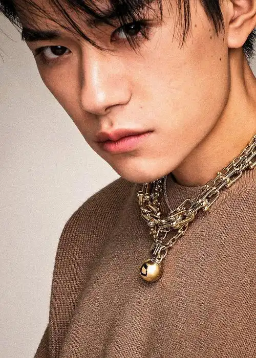 易烊千玺眼神杀大片##易烊千玺硬照表现力好绝