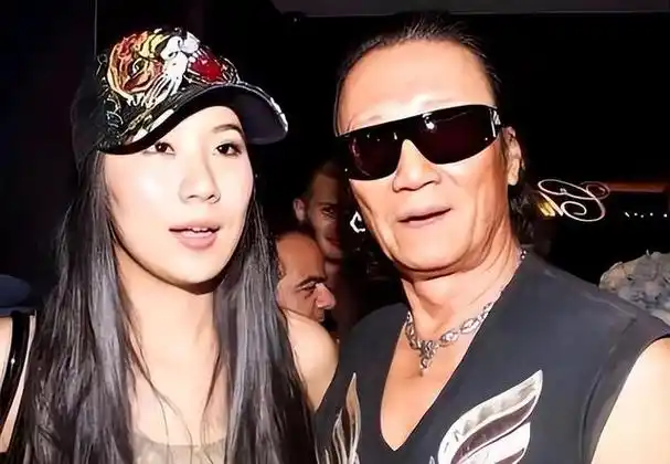 张柏芝欲带子高攀4胎生父,谢贤施压谢霆锋复婚,王菲怒不可遏!