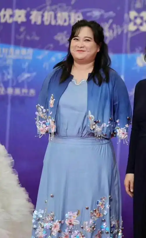 贾玲太不适合长发烫长卷发变阿姨辈一身国风造型又老又廉价