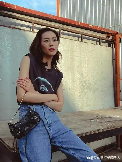 点击上方关注我,获取更多你感兴趣的时尚穿搭资讯.