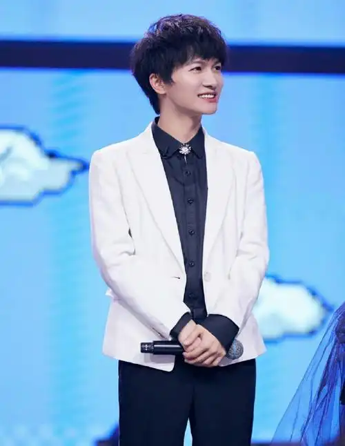 周深银丝眼镜造型