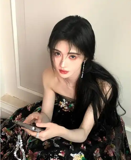 黑底花裙出镜,鞠婧祎妆容精致,淑女范十足!