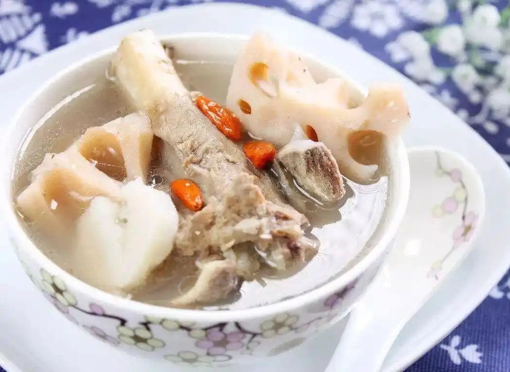 来碗鲜浓的大骨汤,汤鲜到咂舌!