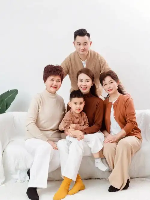 干净纪时温馨居家全家福亲子照