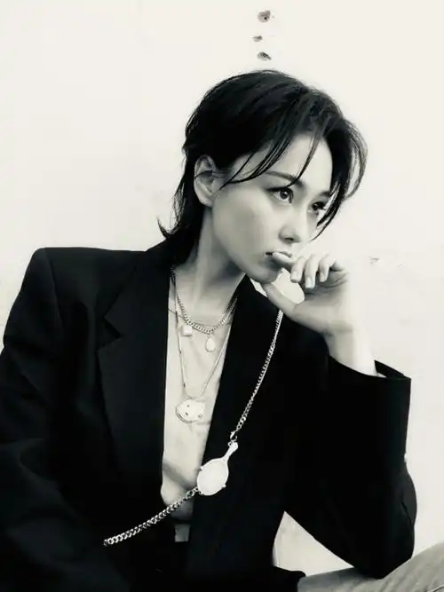 张馨予短发造型太吸睛,又a又飒,穿搭风格尽显霸道总裁气质_身材_时候