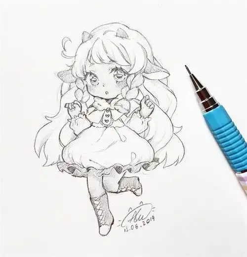 在刚开始练习画画时建议先从一些简单的动漫人物入手,在画的时候要先