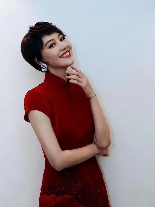 央视主持人王冠:和曹可凡传绯闻,两度从央视消失,38岁仍单身|李咏