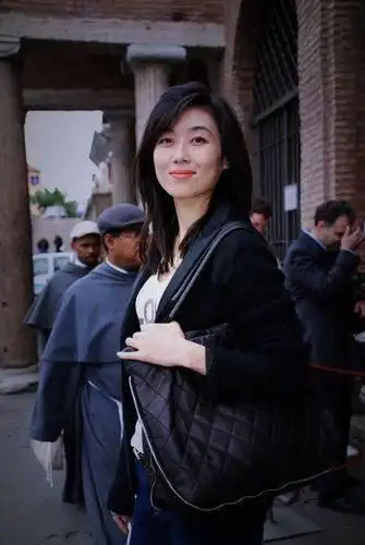 央视主持李红原本条件很好,但是生活却不美满,老公破产公公入狱