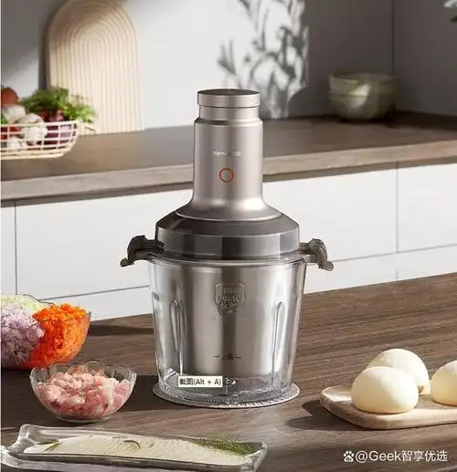 家用搅拌机是一种方便实用的厨房电器,它能够轻松地完成各种食材的