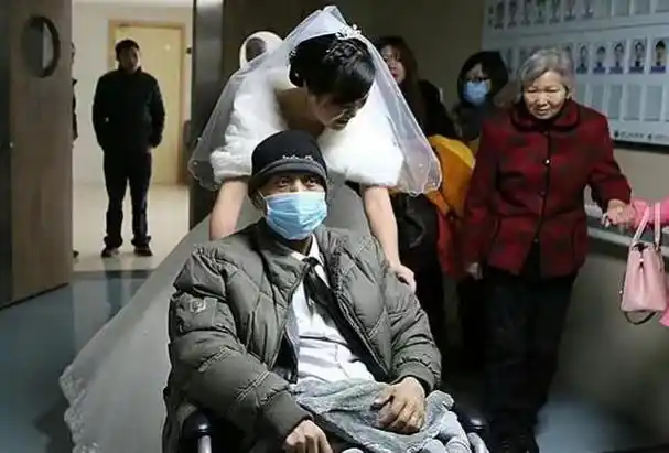 回顾女子不顾父母反对坚持嫁40岁的网恋男友结婚17天丈夫离世