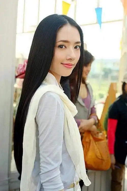 郭碧婷长发飘飘笑靥如花 宛如降临凡尘小仙女