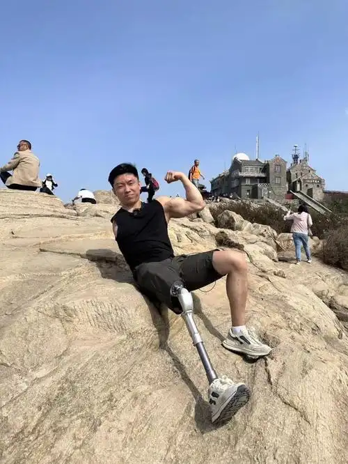 90后独臂独腿小伙登顶泰山 小伙:身体和精神总有一个支撑着我不放弃