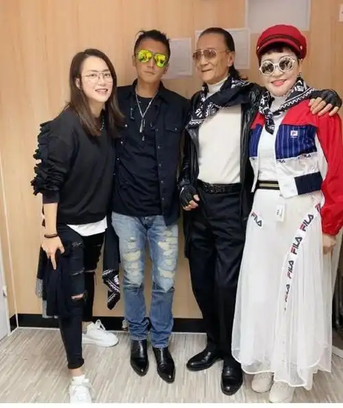 谢庭锋的全家福