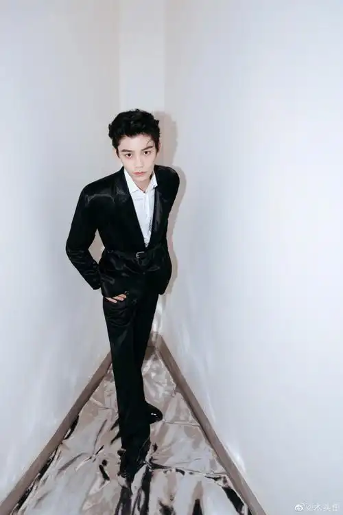 丁禹兮黑色缎面西装#丁禹兮出席活动造型,束腰大背头,小丁西装又帅又