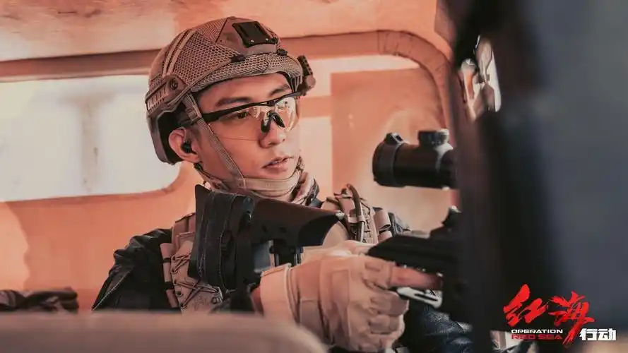 近日,黄景瑜拍摄的新剧《他从火光中走来》路透曝光,却是引来无数网友