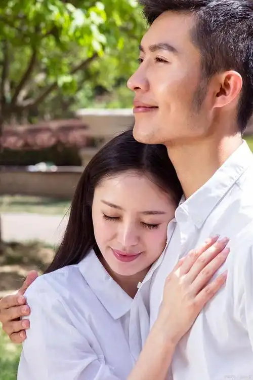 《暖爱》是一部感人至深的电视剧,通过讲述秦樱素和江村两个主角的