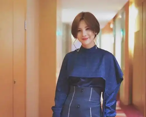 近日,许佳慧出现在某品牌发布会的现场,一身蓝色套装搭配亮眼短发尽显