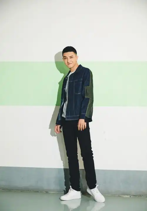 原创金瀚大热天剃寸头白t恤搭黑裤一笑真痞帅身高184腿长气质刚