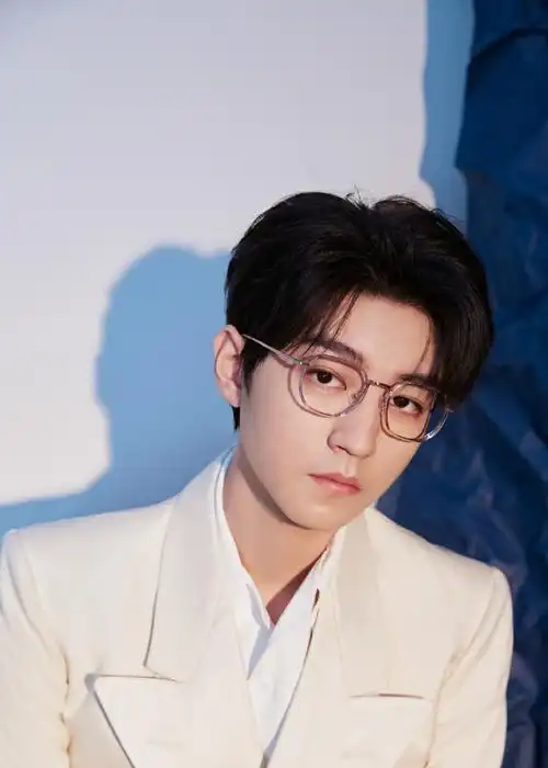 王俊凯白色西装金丝眼镜造型##王俊凯白色西装三宫格随拍