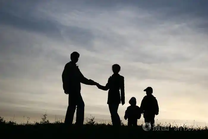 男人带女人和两个孩子剪影