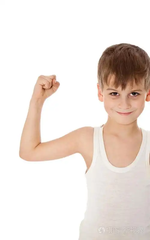 男孩展示他的肌肉