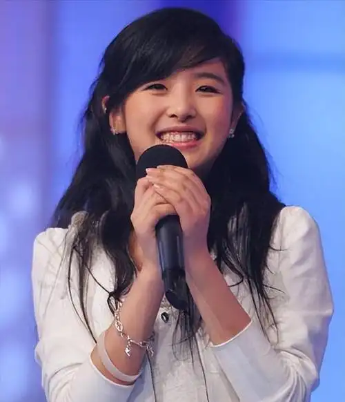 张含韵15岁爆红深陷不雅照风波为酸酸乳赚20亿却分文未得