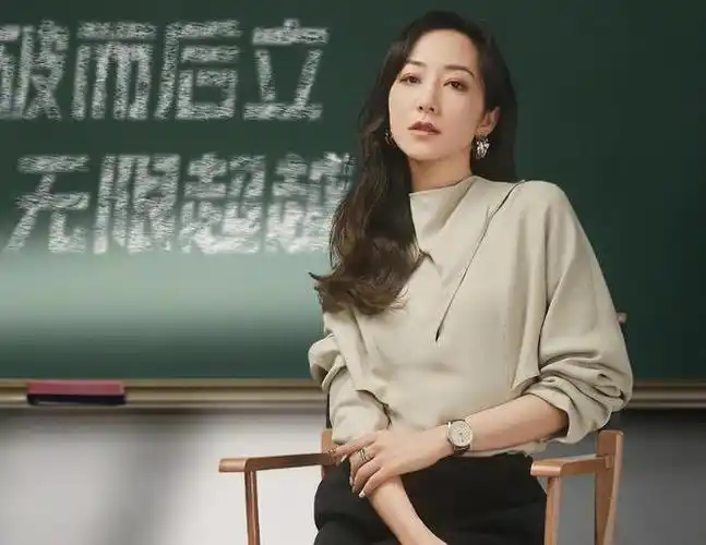 这一次被勒出赘肉的韩雪把她的中年尴尬展现得淋漓尽致