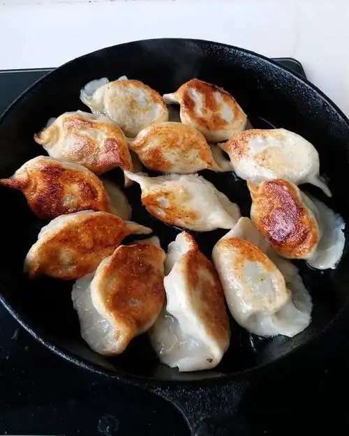 煎饺子应该先加水还是先加油呢?