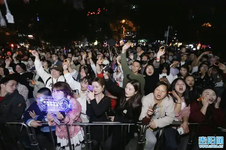 贵阳路边音乐会文昌阁民谣专场开唱现场为贵州茶打call