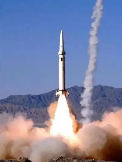 日报道,近日火箭军在西北大漠克服各种困难,成功发射两枚东风-15b导弹