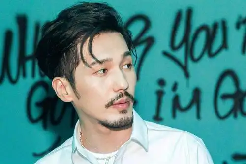 白宇没胡子好嫩有胡子就像萌叔,你们喜欢哪个他?