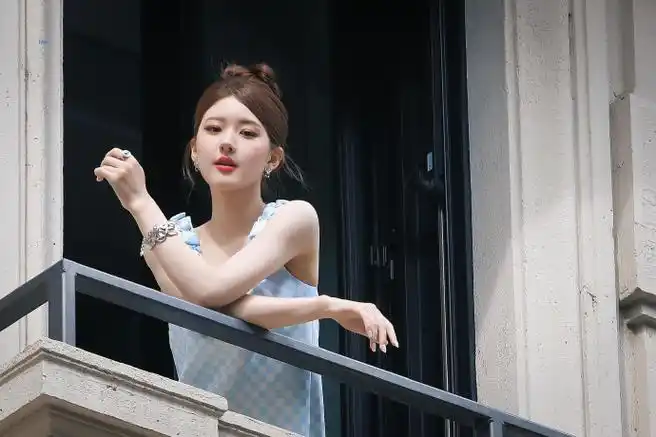 赵露思穿貂##赵露思米兰时装周