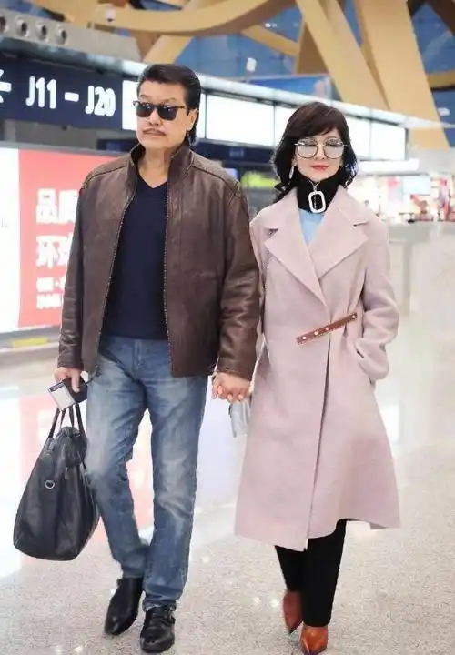 赵雅芝又穿大衣走机场,1万8墨镜遮不住脸上皱纹,奶奶也不年轻了_黄锦