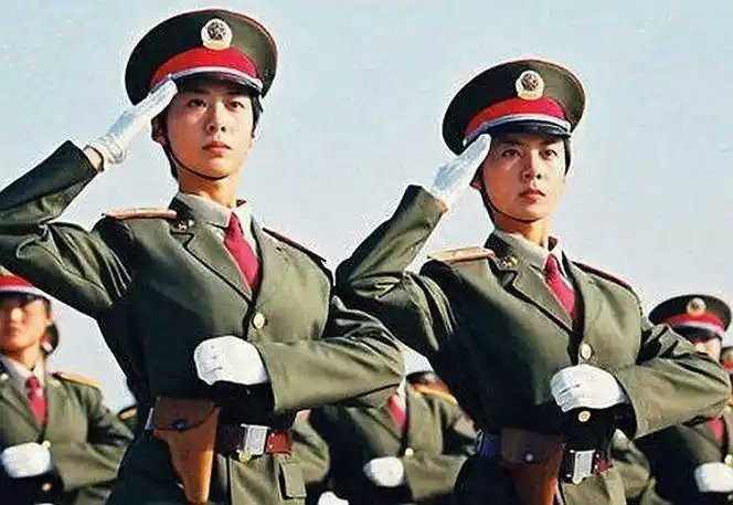 芳华女兵的军礼展现华夏巾帼军人风采诠释钢铁意志和铁血军魂