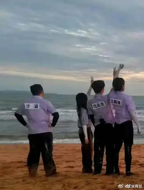 带着孩子们:王鹤棣,范丞丞,白鹿,蔡徐坤,周深 是不是太累了,背影看