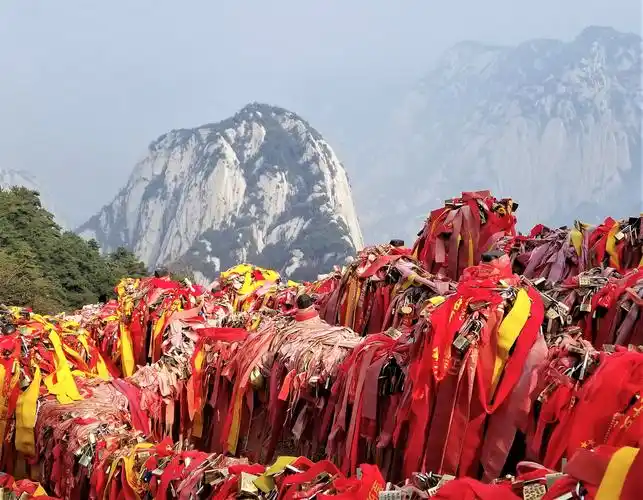 金锁关,许愿红带绳很壮观