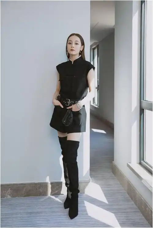 迪丽热巴为显瘦太拼了脱下过膝靴又穿过膝袜选对造型太重要