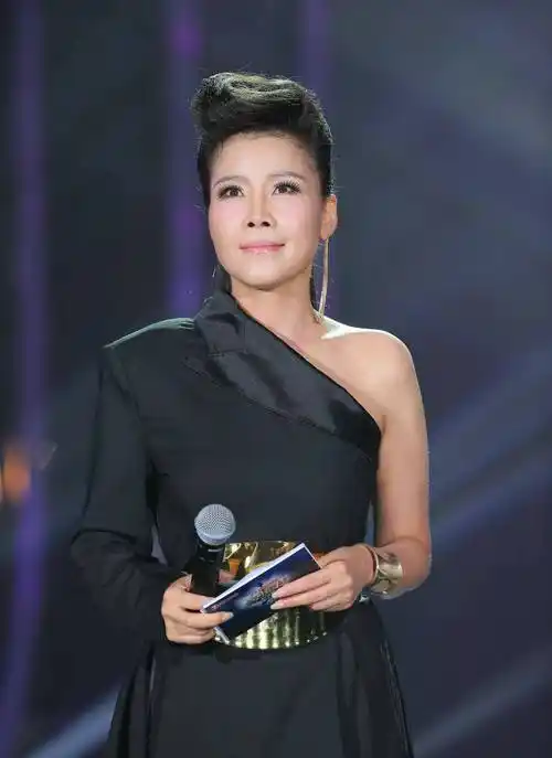 56岁田震和歌手吴琼在外聚餐,生图老到快认不出,两人亲密似母女_和田