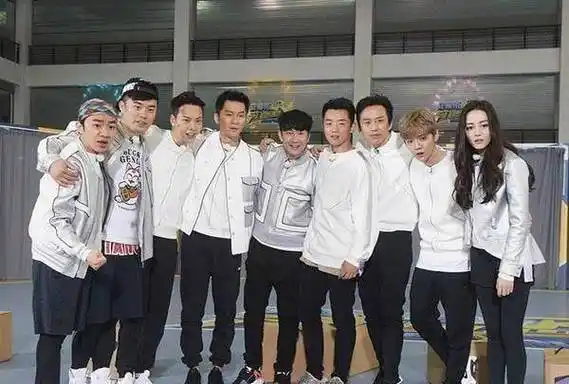 邓超晒跑男合照引网友热议,3分钟内迪丽热巴的名字出现10次!