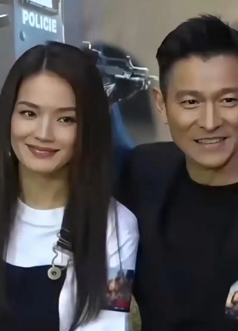 舒淇和刘德华同框,舒淇越来越有成熟女人的魅力,笑起来很甜美