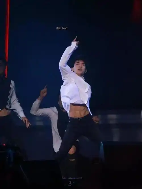 tfboys露出腹肌有多撩人:前两个让人舔屏,最后一个只能靠想象