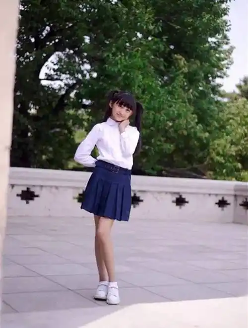 不管夏天还是冬天,怎么穿,怎么拍还和关晓彤一样,是个大写的"腿精"大