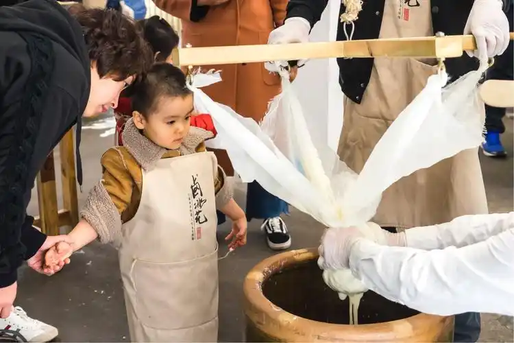 陪着小朋友制作豆腐