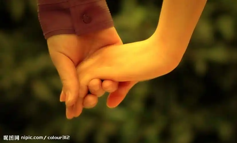 很温暖,只是以前傻傻的只看见了这时候的风,被你牵着手,我还没紧紧握