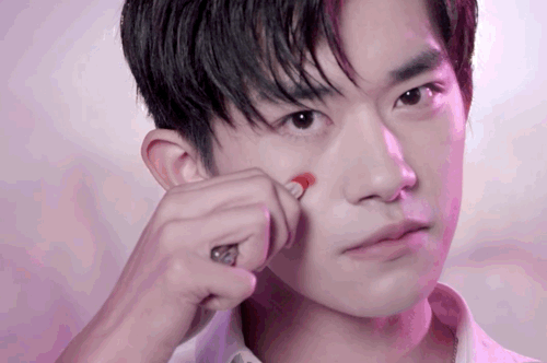 因此,想要get千玺推荐的色号还有一个办法嘴角的倔强是内心的坚持酷