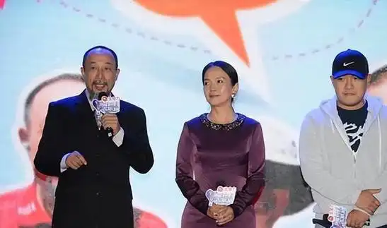 虽然张博宇从小就跟着妈妈,生父对他非常冷漠,从不来往,嫌弃他长得丑