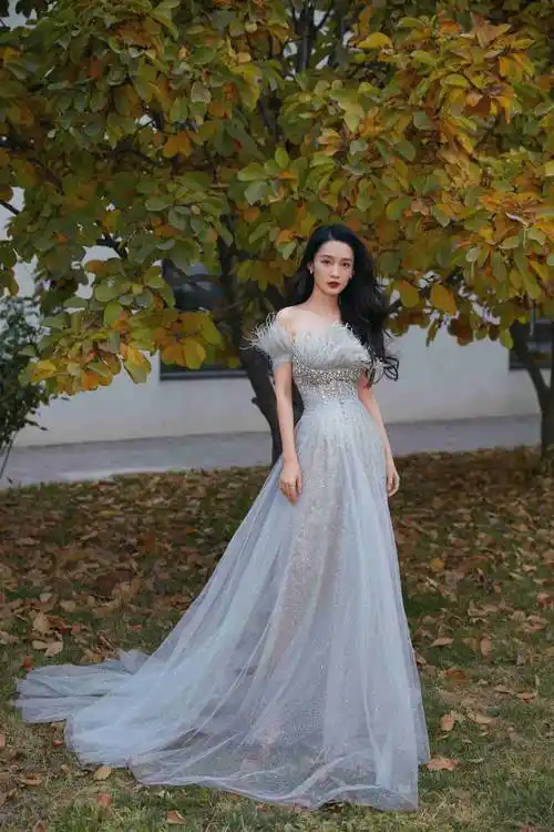 李沁蓝色连衣裙香肩写真_腰身_设计_裙子