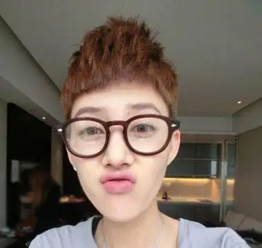 女孩子前梳蓬松烫短发发型将鬓角的头发剃成短发一般的女生没有这样